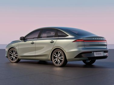Roewe D6, Седан — вид сзади в три четверти