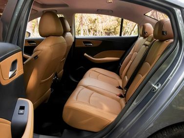 Roewe i5 I Рестайлинг 2, Седан — задние сиденья