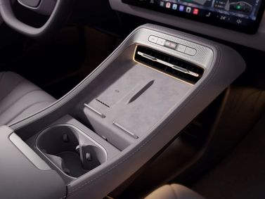 Roewe M7, Седан — центральная консоль