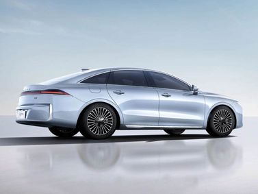 Roewe M7, Седан — вид сзади в три четверти