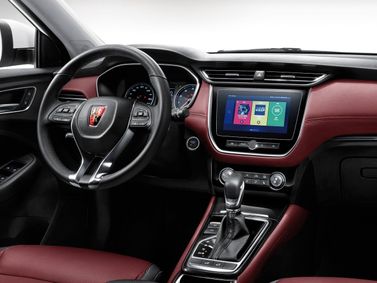 Roewe RX3, SUV 5 dr. — driver's area