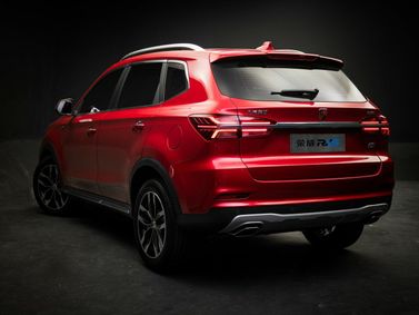 Roewe RX5 I، دفع رباعي 5 أبواب — منظر خلفي بزاوية ثلاثة أرباع