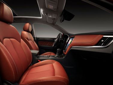 Roewe RX5 I، دفع رباعي 5 أبواب — المقاعد الأمامية