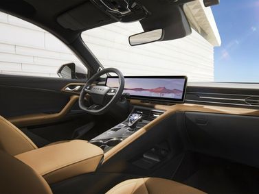 Roewe RX5 ثانياً، دفع رباعي 5 أبواب — منطقة السائق