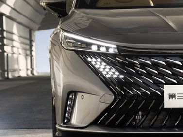 Roewe RX5 ثانياً، دفع رباعي 5 أبواب — منظر أمامي