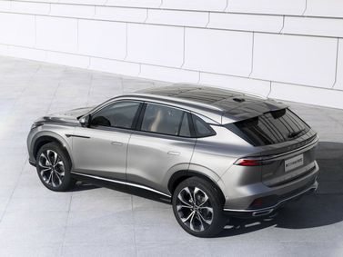 Roewe RX5 ثانياً، دفع رباعي 5 أبواب — منظر خلفي بزاوية ثلاثة أرباع