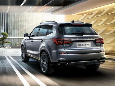 Roewe RX5 أنا فيس ليفت، دفع رباعي 5 أبواب Plus — منظر خلفي بزاوية ثلاثة أرباع