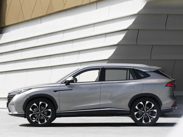 Roewe RX5 ثانياً، دفع رباعي 5 أبواب — منظر من الجانب الأيمن