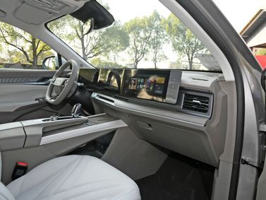 Roewe RX9, Внедорожник 5 дв. — место водителя