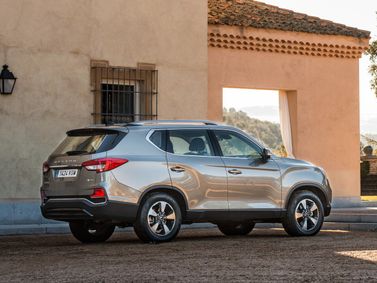 SsangYong Rexton IV, Внедорожник 5 дв. — вид сзади слева