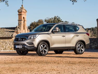 SsangYong Rexton IV, Внедорожник 5 дв. — вид спереди слева
