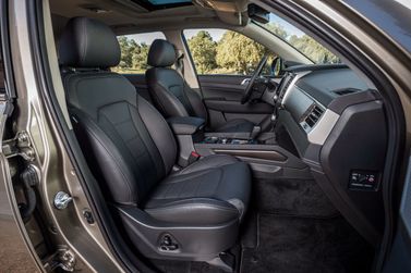 SsangYong Rexton IV, Внедорожник 5 дв. — общий вид салона