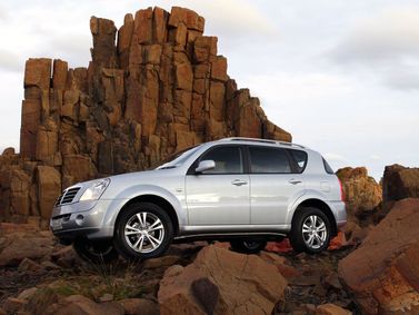 SsangYong Rexton II, Внедорожник 5 дв. — вид спереди слева