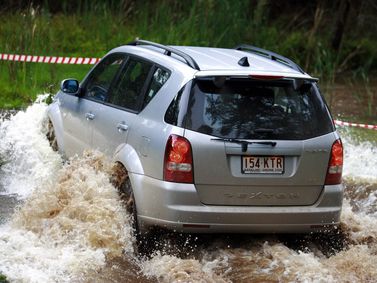 SsangYong Rexton II, Внедорожник 5 дв. — вид сзади слева