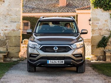 SsangYong Rexton IV, Внедорожник 5 дв. — вид спереди