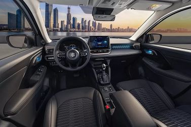 Suzuki Across أنا (سوق الإمارات العربية المتحدة)، دفع رباعي 5 أبواب — منطقة السائق