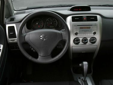 Suzuki Aerio، سيدان — منطقة السائق