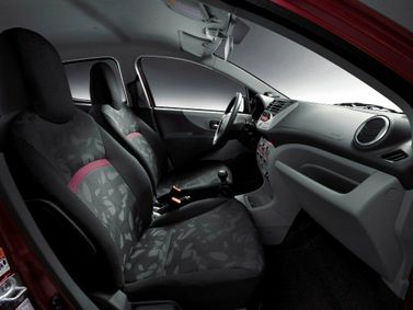 Suzuki Alto سابعاً (HA25)، هاتشباك 5 أبواب — منظر عام للمقصورة