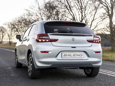 Suzuki Baleno ثالثاً، هاتشباك 5 أبواب — منظر خلفي بزاوية ثلاثة أرباع