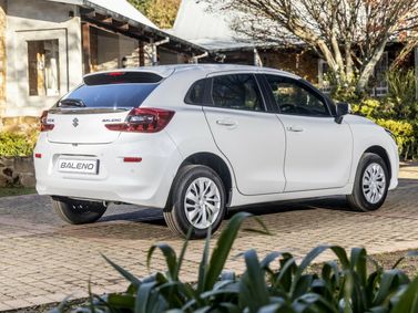 Suzuki Baleno ثالثاً، هاتشباك 5 أبواب — منظر خلفي بزاوية ثلاثة أرباع