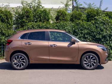 Suzuki Baleno ثالثاً، هاتشباك 5 أبواب — منظر من الجانب الأيسر
