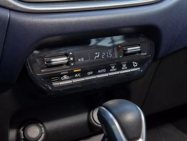 Suzuki Baleno ثالثاً، هاتشباك 5 أبواب — الكونسول الوسطي