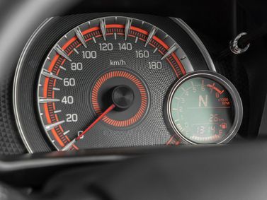 Suzuki Celerio ثالثاً، هاتشباك 5 أبواب — لوحة العدادات
