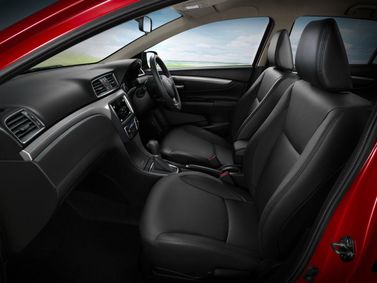 Suzuki Ciaz I Рестайлинг, Седан — передние сиденья