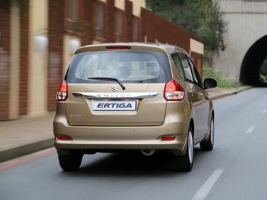 Suzuki Ertiga أنا فيس ليفت، فان مدمج — منظر خلفي بزاوية ثلاثة أرباع