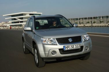 Suzuki Grand Vitara فيس ليفت الثاني، دفع رباعي 3 أبواب — منظر أمامي أيمن