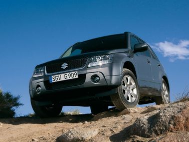 Suzuki Grand Vitara فيس ليفت الثاني، دفع رباعي 5 أبواب — منظر أمامي أيمن