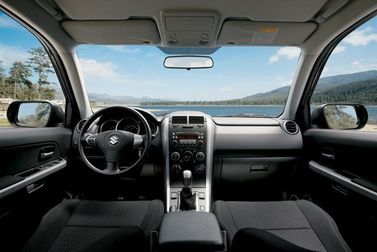 Suzuki Grand Vitara فيس ليفت الثاني، دفع رباعي 3 أبواب — لوحة القيادة