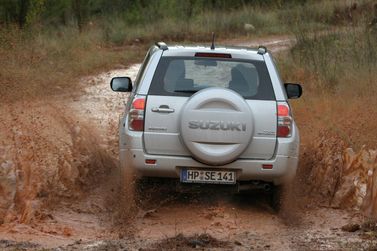 Suzuki Grand Vitara فيس ليفت الثاني، دفع رباعي 3 أبواب — منظر خلفي