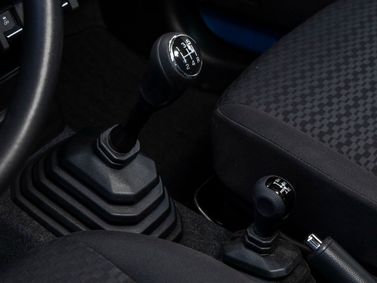 Suzuki Jimny رابعاً، دفع رباعي 3 أبواب — محدد ناقل الحركة