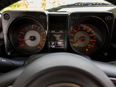 Suzuki Jimny رابعاً، دفع رباعي 5 أبواب — لوحة العدادات