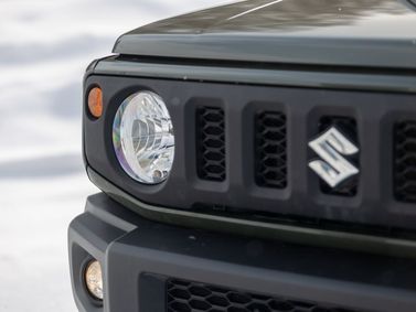 Suzuki Jimny رابعاً، دفع رباعي 3 أبواب — الجزء الأمامي من السيارة عن قرب