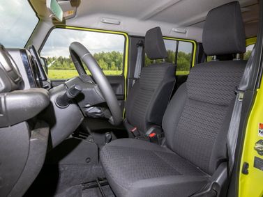 Suzuki Jimny رابعاً، دفع رباعي 5 أبواب — المقاعد الأمامية