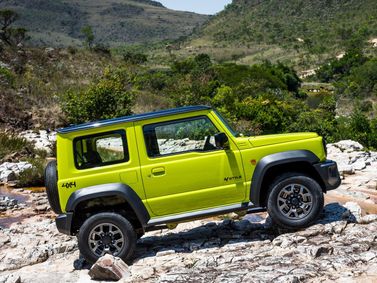 Suzuki Jimny رابعاً، دفع رباعي 3 أبواب — منظر من الجانب الأيمن