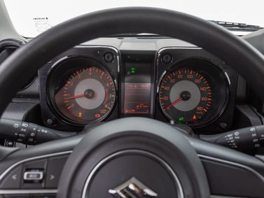 Suzuki Jimny رابعاً، دفع رباعي 3 أبواب — لوحة العدادات