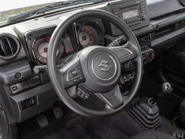 Suzuki Jimny رابعاً، دفع رباعي 3 أبواب — منطقة السائق