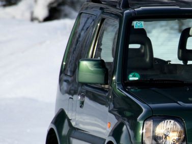 Suzuki Jimny ثالثاً فيس ليفت 1، دفع رباعي 3 أبواب — منظر أمامي أيسر