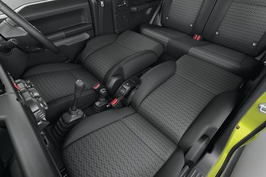 Suzuki Jimny رابعاً، دفع رباعي 5 أبواب — منطقة السائق