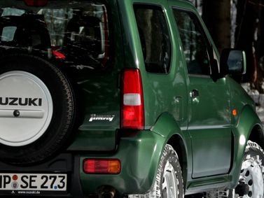 Suzuki Jimny ثالثاً فيس ليفت 1، دفع رباعي 3 أبواب — منظر خلفي أيمن