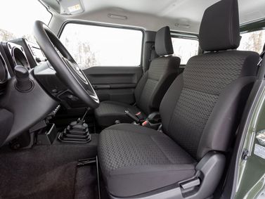 Suzuki Jimny رابعاً، دفع رباعي 3 أبواب — المقاعد الأمامية