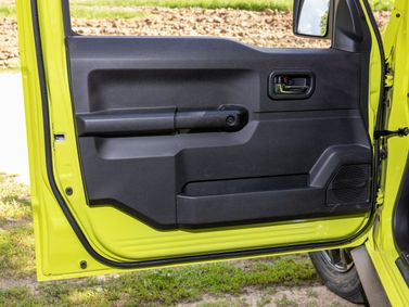 Suzuki Jimny رابعاً، دفع رباعي 5 أبواب — تفصيل داخلي
