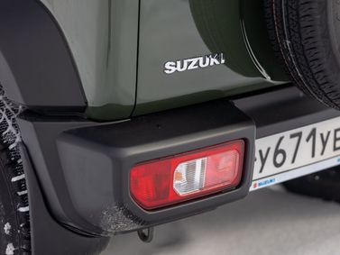Suzuki Jimny رابعاً، دفع رباعي 3 أبواب — الجزء الخلفي من السيارة عن قرب