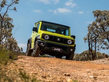 Suzuki Jimny رابعاً، دفع رباعي 3 أبواب — منظر أمامي أيسر