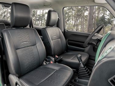 Suzuki Jimny ثالثاً فيس ليفت 2، دفع رباعي 3 أبواب — المقاعد الأمامية