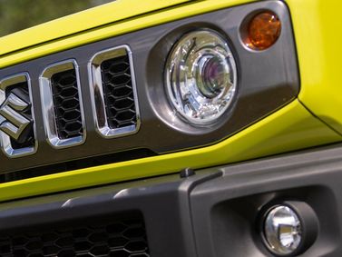 Suzuki Jimny رابعاً، دفع رباعي 5 أبواب — منظر أمامي
