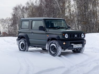 Suzuki Jimny رابعاً، دفع رباعي 3 أبواب — منظر أمامي أيمن